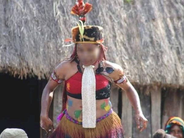 Busana Adat Suku Hugula: Antara Tradisi dan&nbsp;Perubahan